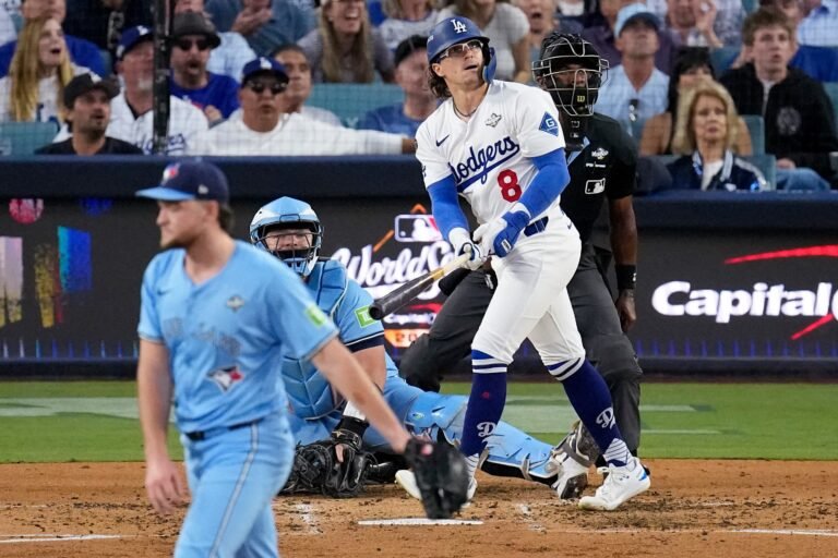 El puertorriqueño pactó con los bicampeones de Serie Mundial por un año y $4.5 millones