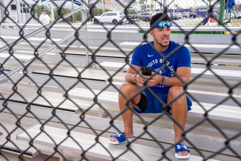 El abridor puertorriqueño se retiró de la novena de Toronto durante la Serie Mundial para continuar su rehabilitación de una dolencia en el codo en la isla