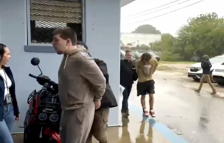 Los agentes lograron acceso a una organización criminal dedicada al tráfico de armas de fuego y sustancias controladas, que también involucraba a menores de edad