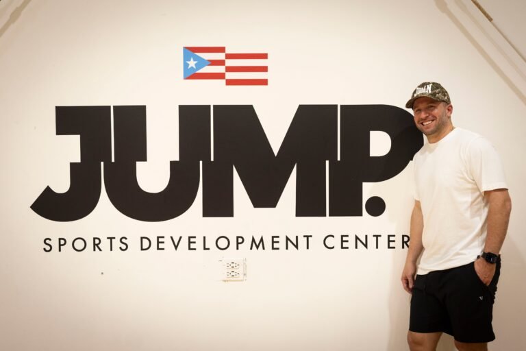 Las lesiones de varios jugadores en los Nuggets, especialmente del astro Nikola Jokic, pusieron a prueba la labor del técnico puertorriqueño, encargado de la coordinación ofensiva de Denver