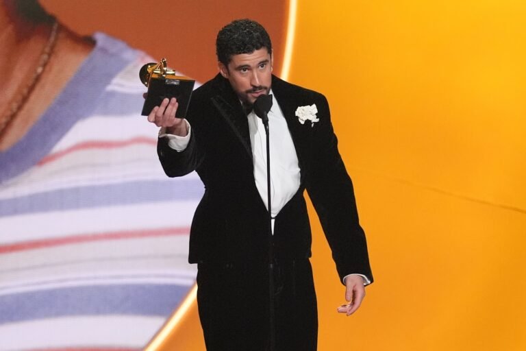 La gobernadora felicitó a Benito Antonio Martínez Ocasio, así como a su equipo de trabajo, por su “hazaña” al conseguir el principal premio de la noche por el álbum “DeBÍ TiRAR MáS FOToS”