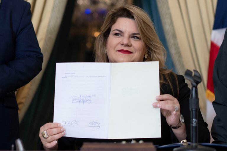 Además, la gobernadora convirtió en ley un proyecto que ajusta cómo se computa la prisión subsidiaria por no pagar una multa impuesta como pena en una sentencia