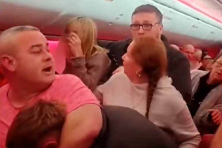Los disturbios se registraron en un vuelo de la compañía británica Jet2, que se dirigía a Manchester