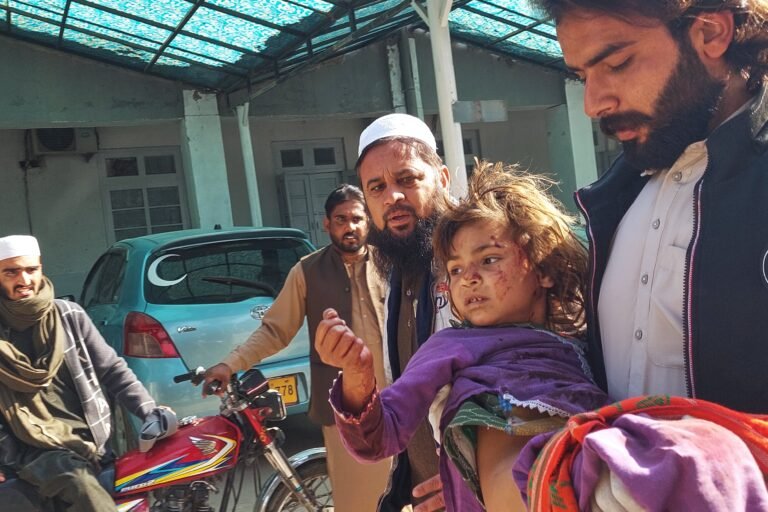 Los explosivos fueron colocados en una motocicleta cerca de una comisaría en la localidad de Bannu