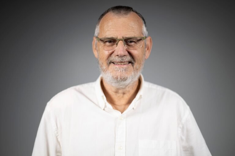 Cincuenta años después de enamorarse de las montañas haitianas, el psiquiatra Alan del Castillo Hime impulsa una organización para mantener la esperanza de una comunidad golpeada por la pobreza