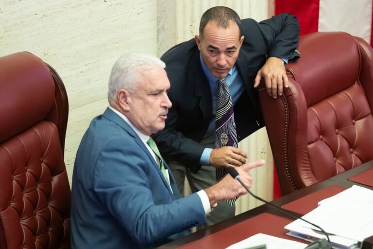 Mientras, se aprobó una medida para que los municipios, cuyo panorama fiscal así se lo permita, establezcan en $3,000 el salario base de los oficiales municipales