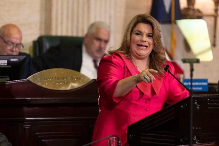 La gobernadora Jenniffer González guarda silencio sobre las críticas e interrogantes del presidente del Senado, y no adelanta si el secretario de la Gobernación comparecerá el martes