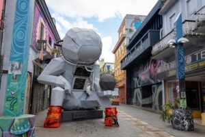 La Policía indicó que varios jóvenes causaron daños a la obra al pintarla con aerosol