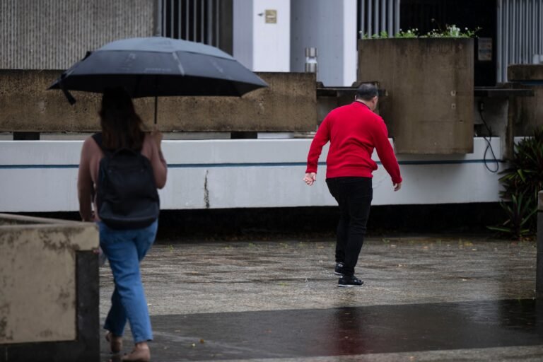 Por otro lado, se mantiene un riesgo moderado de corrientes marinas a lo largo de la costa norte, así como en Vieques y Culebra