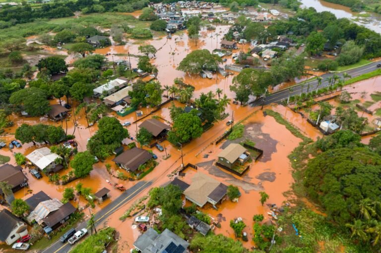 Aguas lodosas cubrieron vastas extensiones de la costa norte de Oahu, una comunidad mundialmente conocida por el surfismo