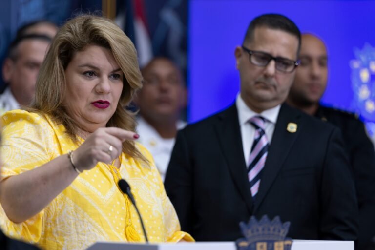 Entre las opciones a “evaluar”, la gobernadora reconoció que podría “separar de sus funciones” a Francisco Quiñones mientras concluye la pesquisa