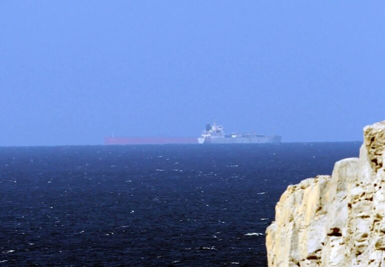 La alerta surgió luego de que Donald Trump amenazara con un ataque si no abre “totalmente” el estrecho marítimo que es vital para el transporte internacional