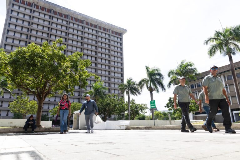 El Nuevo Día reportó que las dependencias ubicadas en la Torre Sur del centro gubernamental estuvieron sin papel sanitario ni jabón