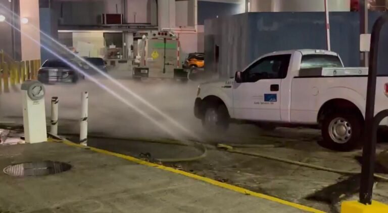 La fuga se detectó a las 4:00 p.m. del lunes, mientras una empresa realizaba labores para llenar el tanque