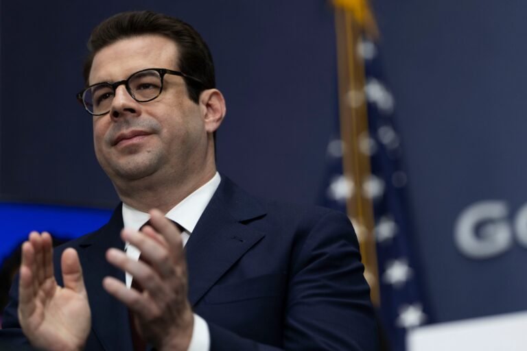 El secretario de la Gobernación llegó acompañado de su esposa, Verónica Ferraiuoli