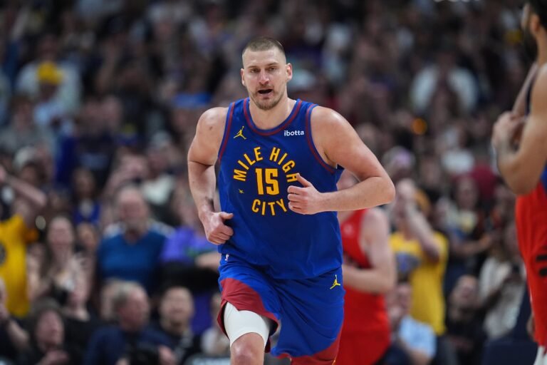 La estrella serbia sigue haciendo historia mientras Denver se mantiene en puestos de playoffs en la NBA