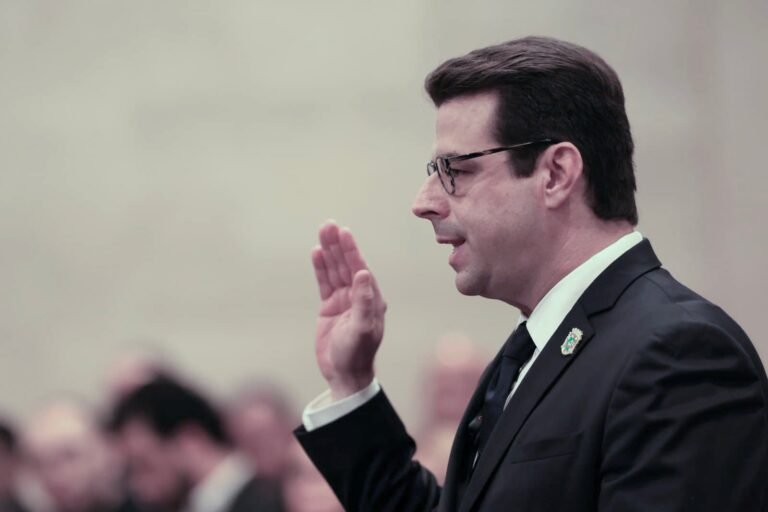 El secretario de la Gobernación llegó acompañado de su esposa, Verónica Ferraiuoli