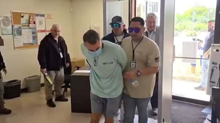 Samuel Hernández Ventura llegó al Tribunal de Fajardo, donde fue capturado por agentes del Negociado de Inteligencia y Arrestos