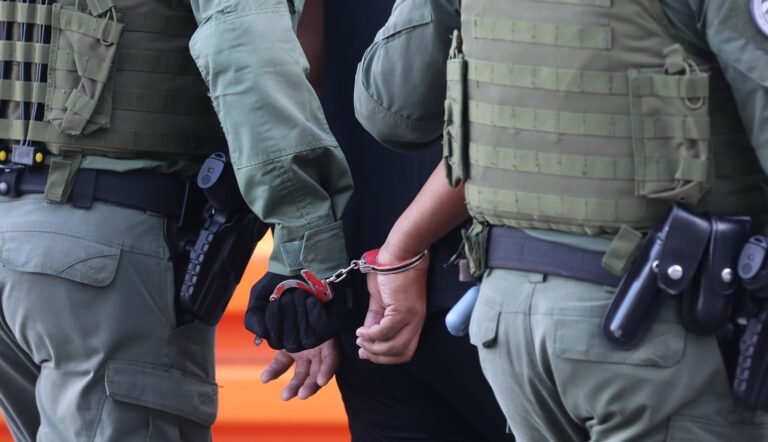 Los detenidos están entre las edades de 20 a 70 años