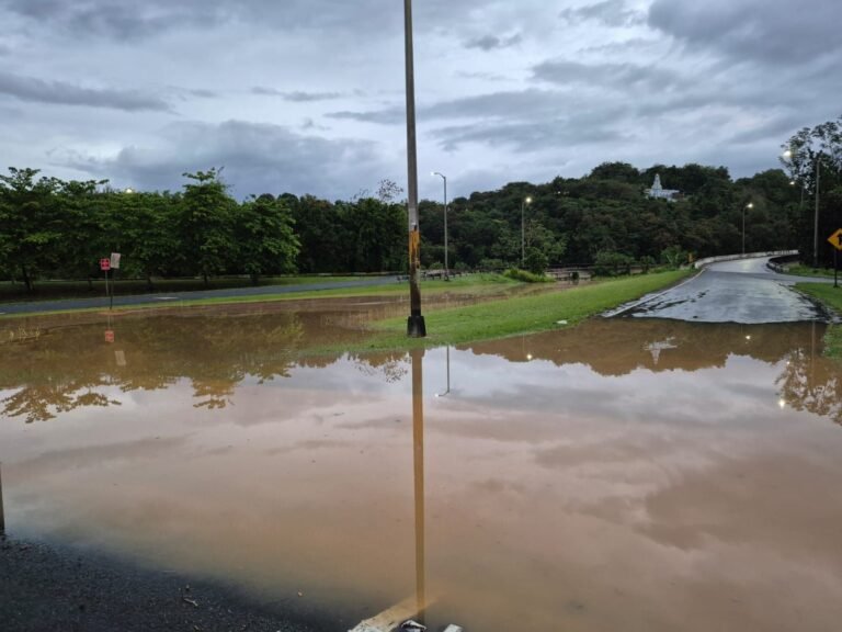 El cuerpo de agua se había salido de su cauce desde la noche del martes