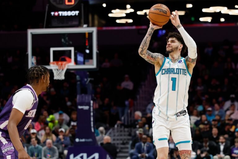 El 58% de sus puntos los encestaron desde el arco en la victoria sobre los Kings de Sacramento por 134-90