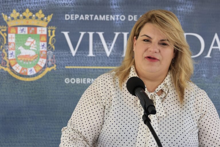 La mandataria defendió al secretario de la Gobernación, Francisco Domenech, y dijo no se mete en negocios cuando se le preguntó sobre las dudas relacionadas con la venta de Politank