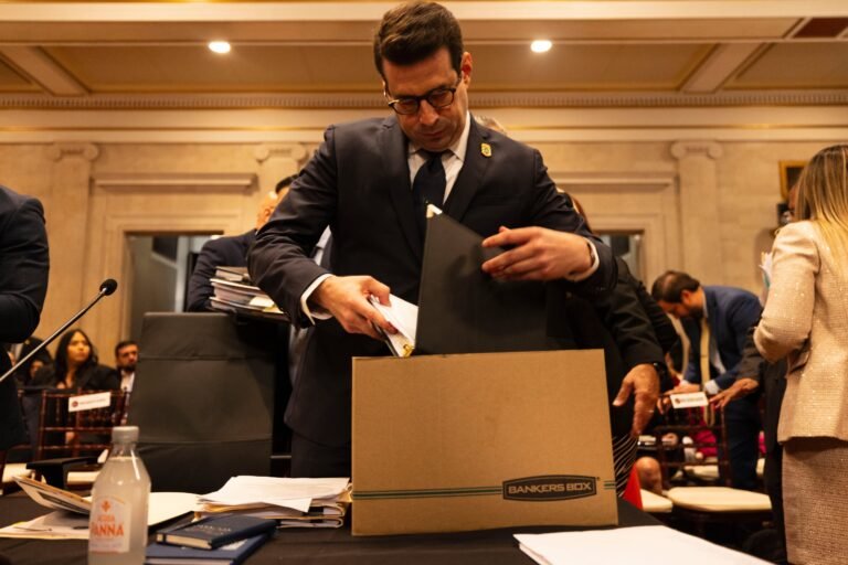 Analistas enumeran los detalles que resta por conocer más allá de los pormenores de la compraventa de la firma de cabildeo que perteneció a Francisco Domenech