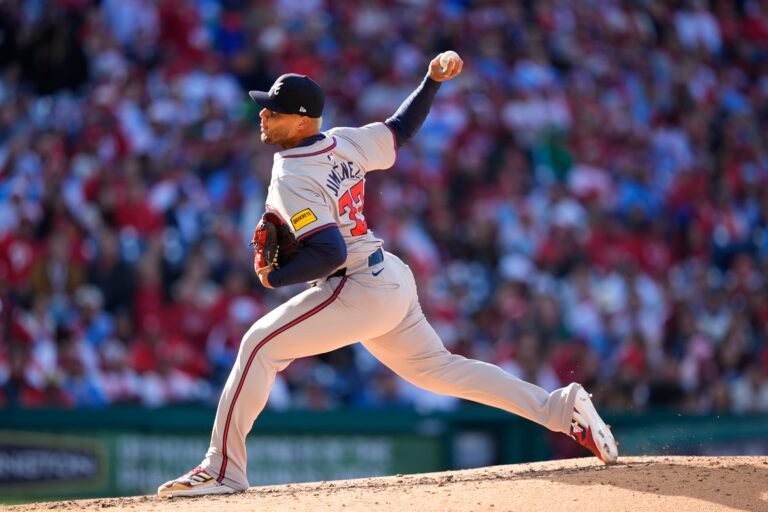 Otros jugadores boricuas como José Berríos y Kike Hernández también comenzaron la temporada de las Mayores en la lista de lesionados