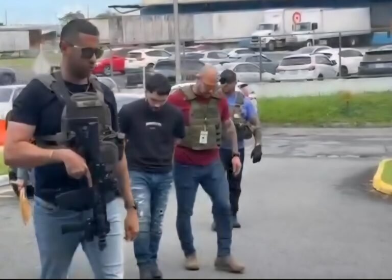 Agentes presuntamente le ocuparon armas de fuego, municiones y drogas, indicó la Policía