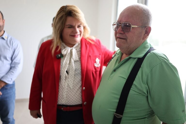 Algunas de las unidades fueron entregadas por la gobernadora Jenniffer González