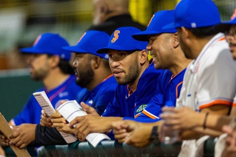 El Dirigente del Año 2024-25 regresa a la novena de Carolina luego de fungir como coach con los campeones Cangrejeros de Santurce