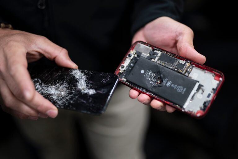 El individuo, de 51 años, presuntamente poseía sobre 2,000 imágenes de menores de edad en su celular