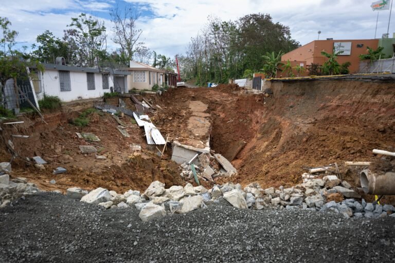 Las copiosas lluvias provocaron un deslizamiento de tierra en un zona donde ya se estaban realizando trabajos al sistema pluvial municipal