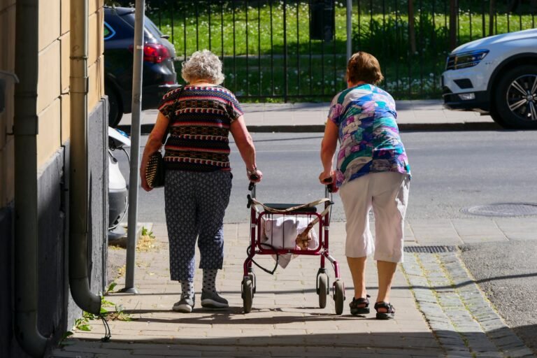 Alcaldes toman medidas para asegurar la prestación de servicios a la población de 65 años o más, que continúa en aumento