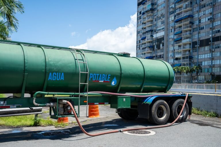 La AAA activó un plan de distribución para atender a miles de abonados afectados por la salida de tres bombas