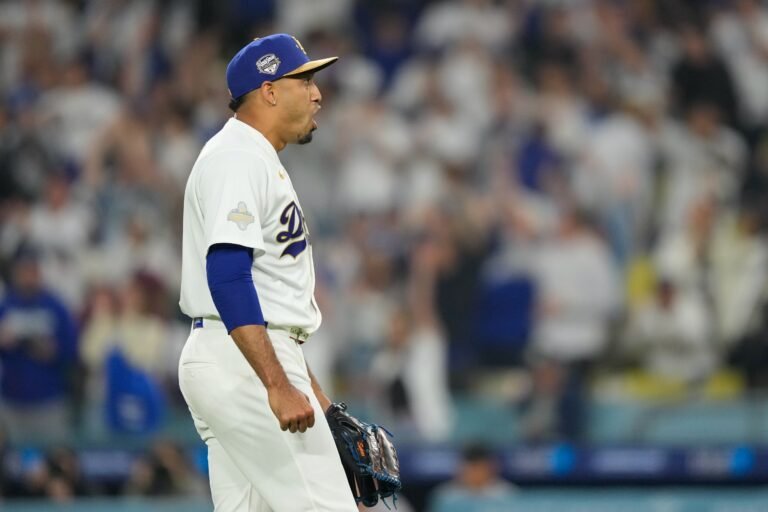 El cerrador estrella puertorriqueño tuvo su estreno con los bicampeones de Serie Mundial, sellando la victoria contra los Diamondbacks de Arizona