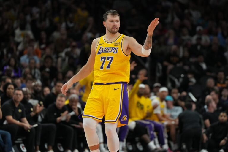 El base de los Lakers anotó 41 puntos en la victoria sobre Brooklyn pero con su falta podría perder más de $300 de su salario si el equipo no apela el castigo