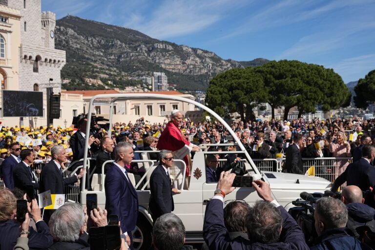 León XIV se trasladó a la iglesia de Santa Devota para un encuentro con los jóvenes