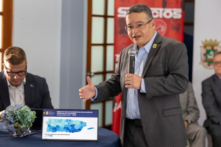 El secretario Víctor Ramos Otero anticipó que los números continúan “bajando” y destacó el aumento en la vacunación de diferentes enfermedades