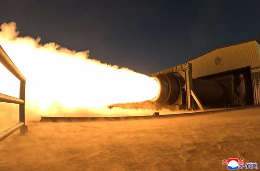 Kim Jong Un supervisó la prueba de un motor de combustible sólido mejorado que refuerza el arsenal militar estratégico de Corea del Norte