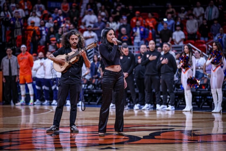 Una presentación de la cantante boricua RaiNao, quien interpretó la versión original de “La Borinqueña”, desató reacciones dentro y fuera de la cancha en Santurce
