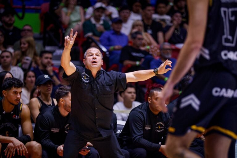 El dirigente cuestionó la actitud del equipo mientras se encaminaban a un revés ante los Santeros de Aguada