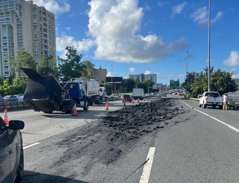 La Policía indicó que un camión perdió parte de su carga, material removido de una zona cercana donde se realizan labores de reparación de carreteras