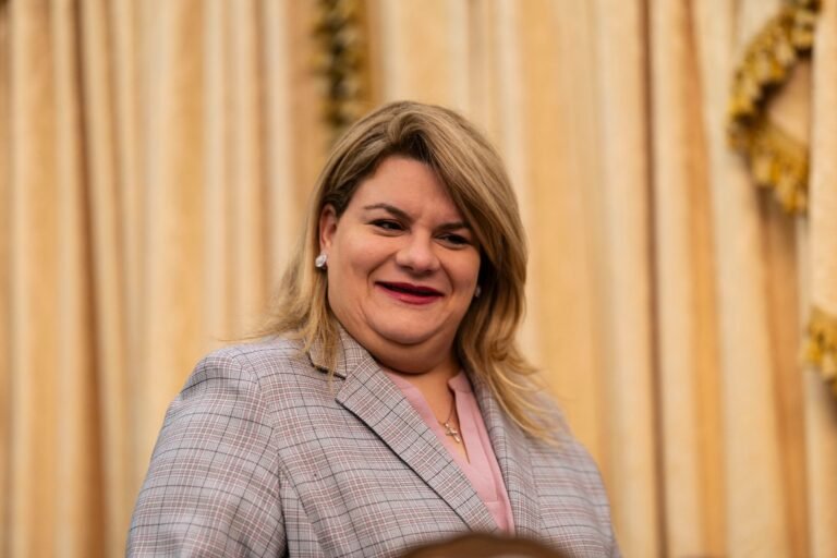 La Fortaleza defiende las “estrategias” de la gobernadora, en momentos en que se percibe que sale de Puerto Rico en situaciones de crisis