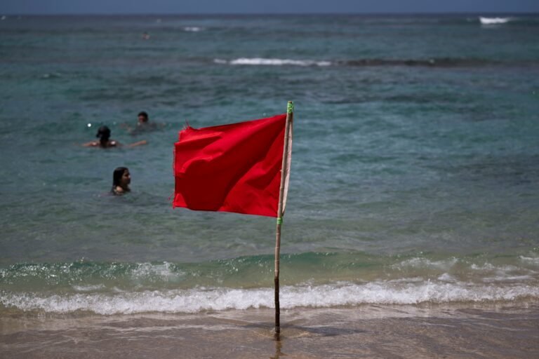 El Servicio Nacional de Meteorología reiteró que las condiciones marítimas permanecen peligrosas