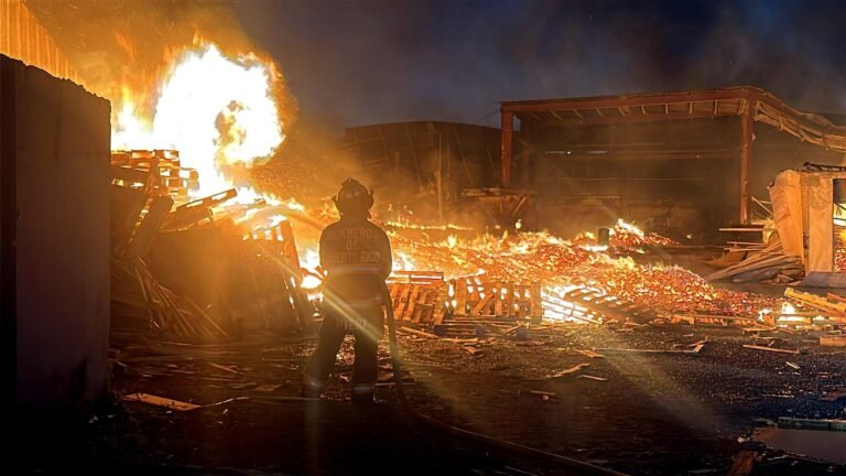 Un oficial indicó que experimentan falta de agua para extinguir las llamas