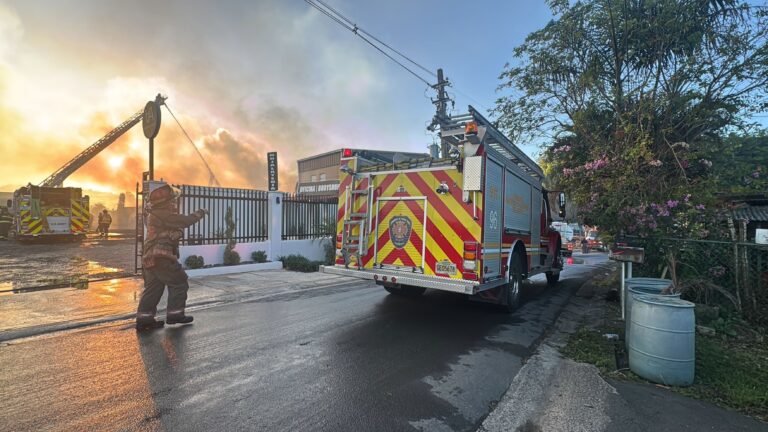 Un oficial indicó que experimentan falta de agua para extinguir las llamas