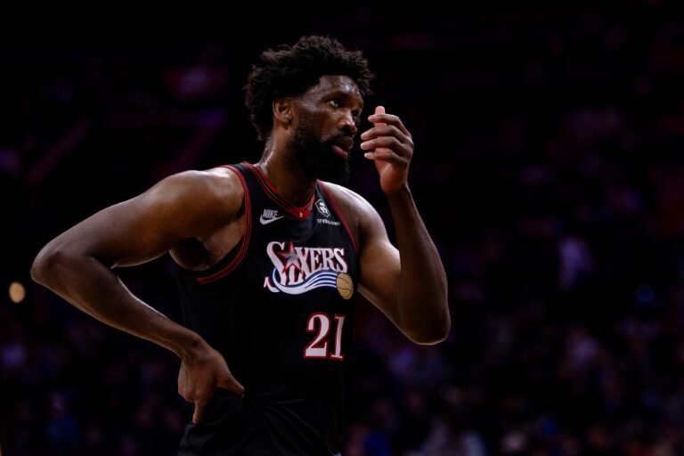 El estelar centro se lesionó durante la victoria de los 76ers el jueves sobre el Heat de Miami