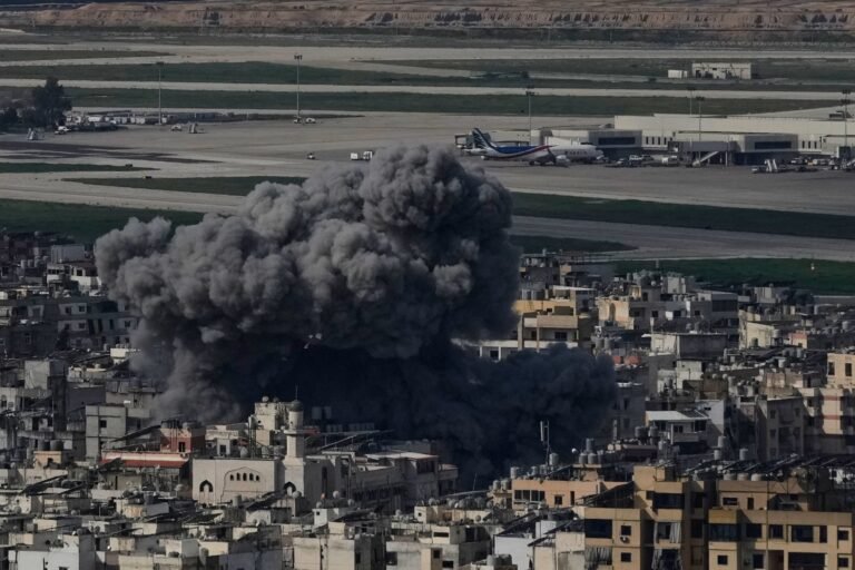 Líbano fue arrastrado a la guerra en Oriente Medio el lunes, cuando Hezbollah lanzó cohetes y drones contra el norte de Israel