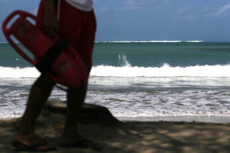Brisas fuertes a ventosas continúan generando mar picado a través de la mayoría de las aguas
